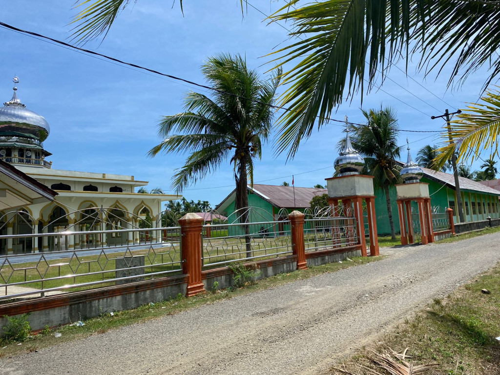 Jalan Masuk Gampong, Masjid Pulo Lueng Teuga, dan MIN Pulo Lueng Teuga